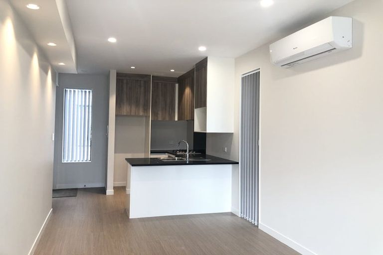 Photo of property in 4/21 Akoranga Drive, Northcote, Auckland, 0627