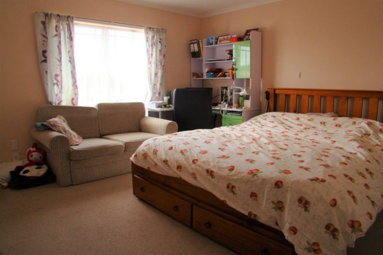 Photo of property in 18 Matilda Place, Weymouth, Auckland, 2103