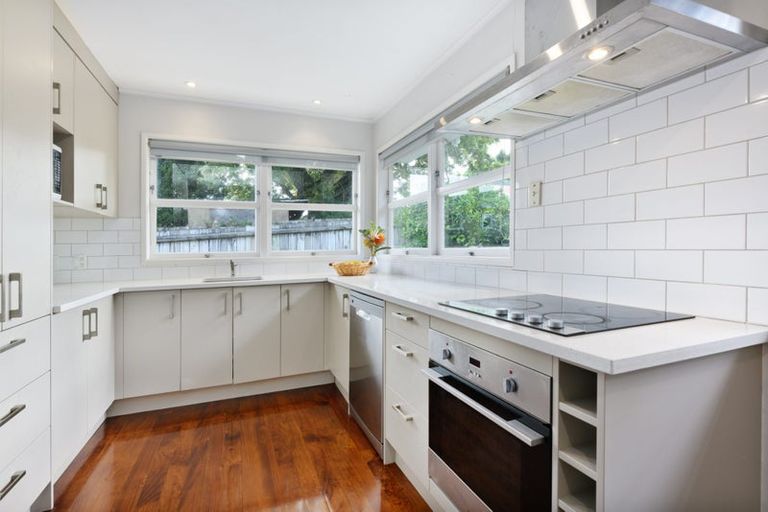 Photo of property in 37 Awaroa Road, Sunnyvale, Auckland, 0612