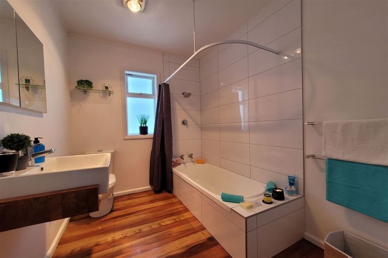 Photo of property in 20 Miles Crescent, Newlands, Wellington, 6037