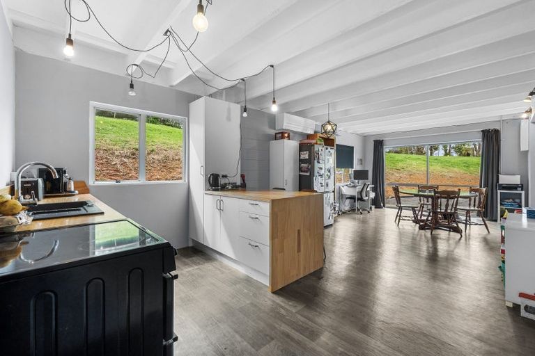 Photo of property in 103 Gregory Road, Waitakere, Henderson, 0782