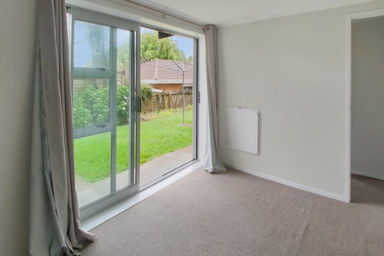 Photo of property in 15 Queen Mary Avenue, New Lynn, Auckland, 0600