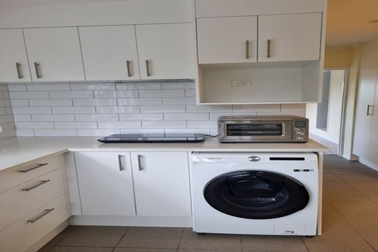 Photo of property in 28 Judkins Crescent, Cockle Bay, Auckland, 2014