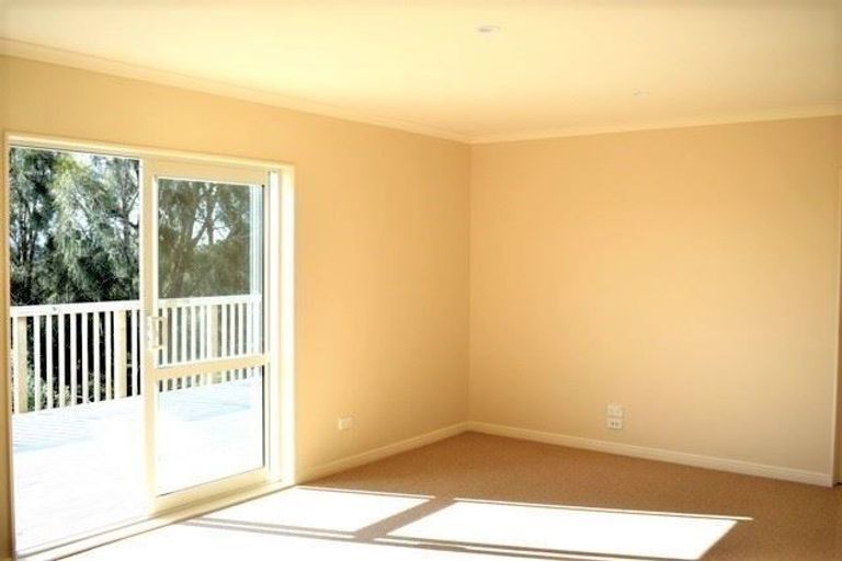 Photo of property in 4a Viridian Lane, Greenhithe, Auckland, 0632