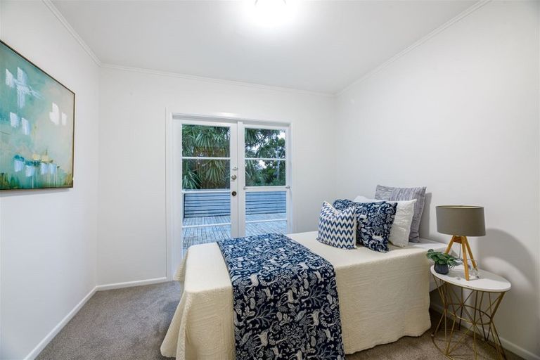 Photo of property in 8 Thuja Street, Green Bay, Auckland, 0604