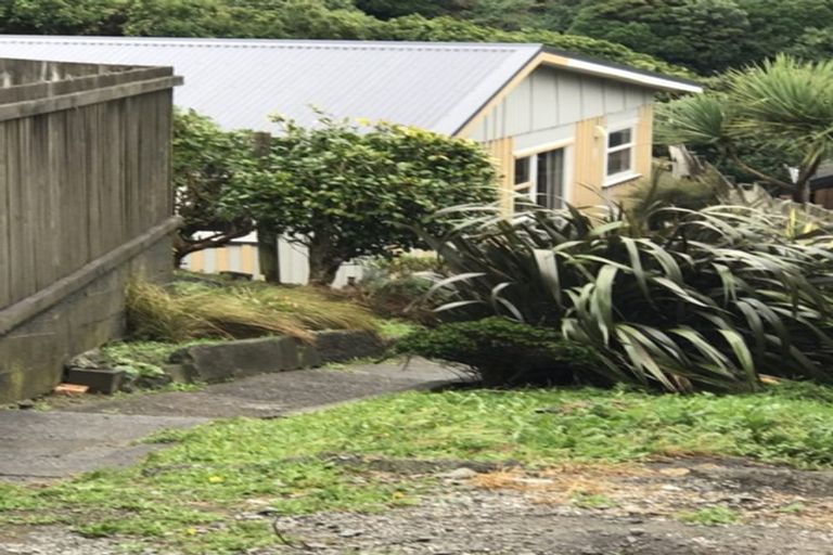 Photo of property in 11 Glanmire Road, Newlands, Wellington, 6037