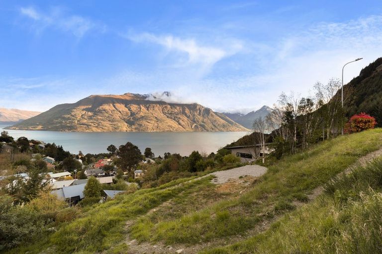 Photo of property in 38 Dart Place, Fernhill, Queenstown, 9300