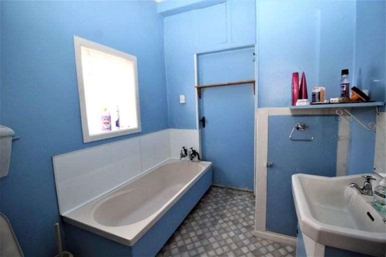 Photo of property in 24 Lovell Road, Woodville, 4998