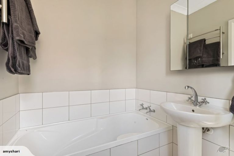 Photo of property in 119 Apu Crescent, Lyall Bay, Wellington, 6022