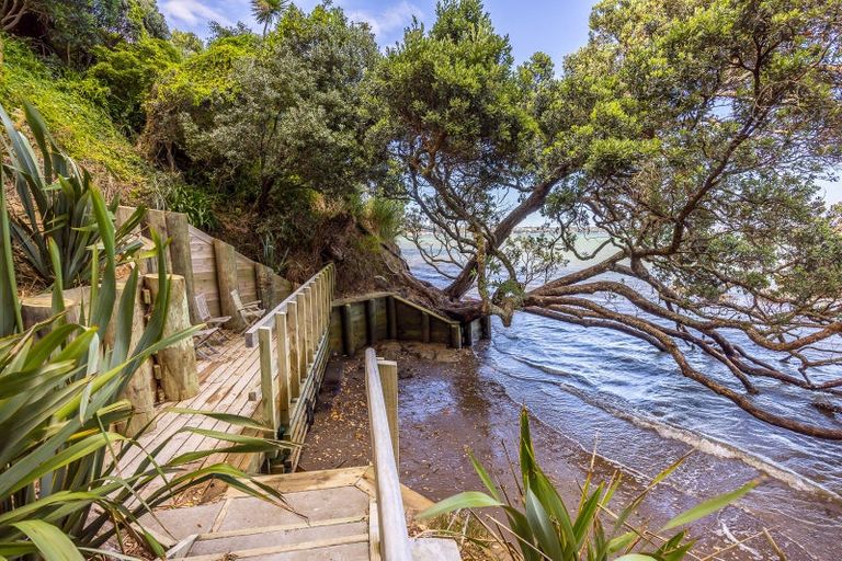 Photo of property in 74 Queen Street, Northcote Point, Auckland, 0627