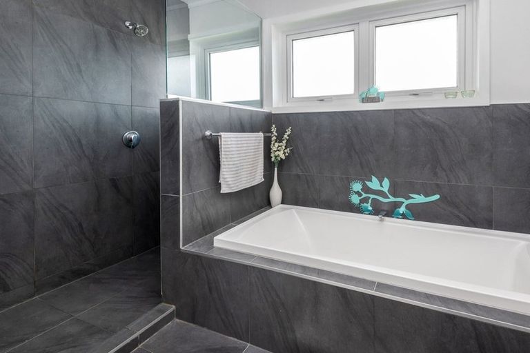 Photo of property in 4 Birman Close, Half Moon Bay, Auckland, 2012