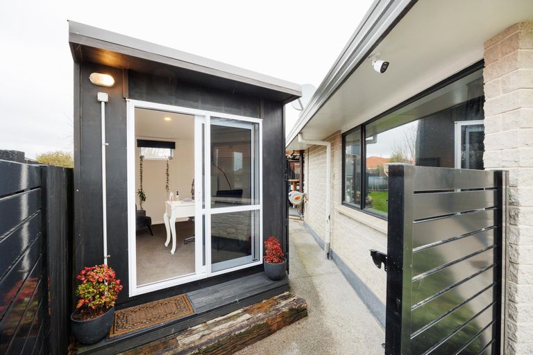 Photo of property in 28 Jefferson Crescent, Milson, Palmerston North, 4414