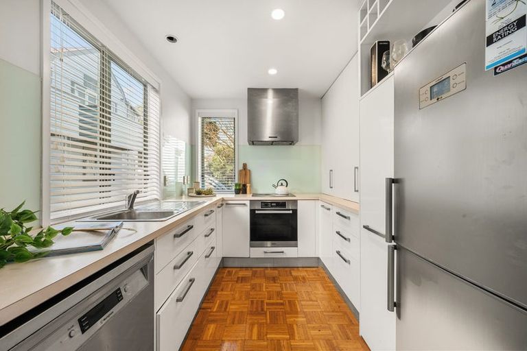 Photo of property in 93a Kelburn Parade, Kelburn, Wellington, 6012