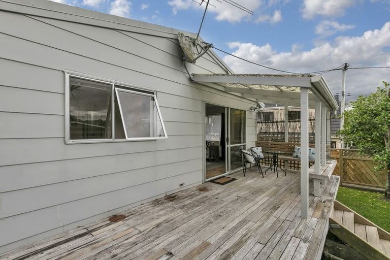 Photo of property in 2/125 Beach Haven Road, Beach Haven, Auckland, 0626