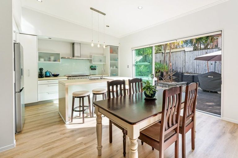 Photo of property in 4 Ilam Lane, Fairview Heights, Auckland, 0632