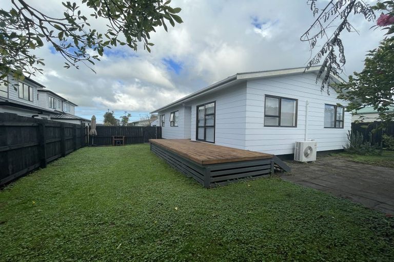 Photo of property in 1/94 Roberts Road, Te Atatu South, Auckland, 0610