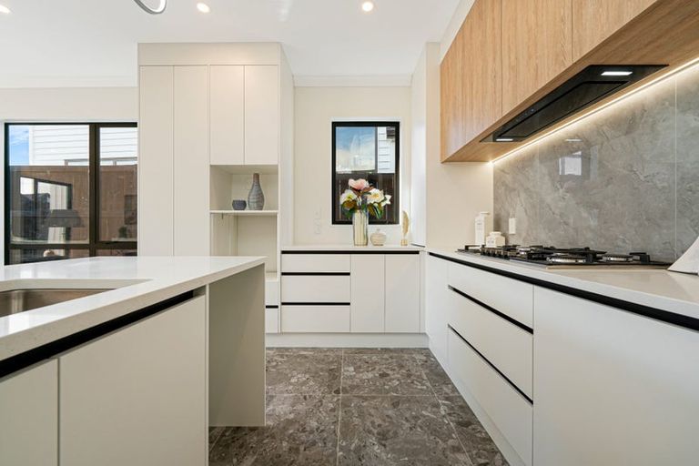 Photo of property in 6 Pineview Drive, Rosehill, Papakura, 2113