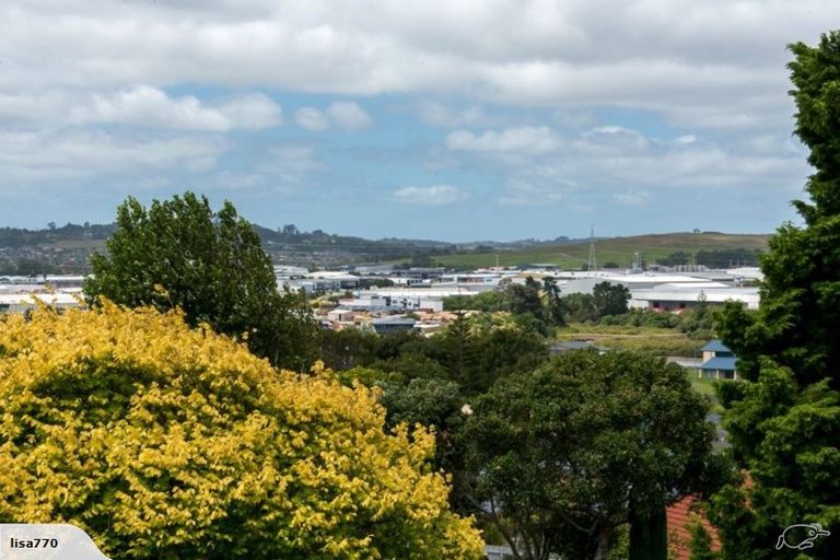 Photo of property in 15 Ellesmere Crescent, Pakuranga Heights, Auckland, 2010