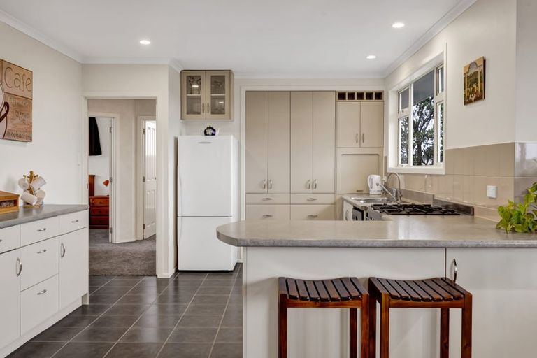 Photo of property in 21 Longview Drive, Merrilands, New Plymouth, 4312