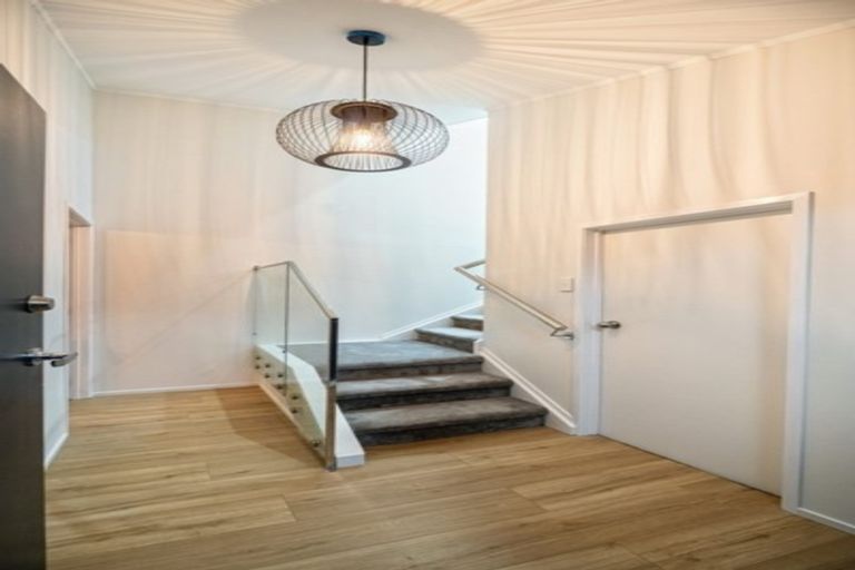 Photo of property in 2/17 Oliver Street, Point Chevalier, Auckland, 1022