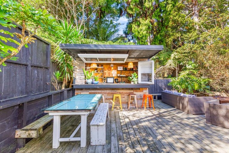 Photo of property in 88 Woodlands Park Road, Titirangi, Auckland, 0604