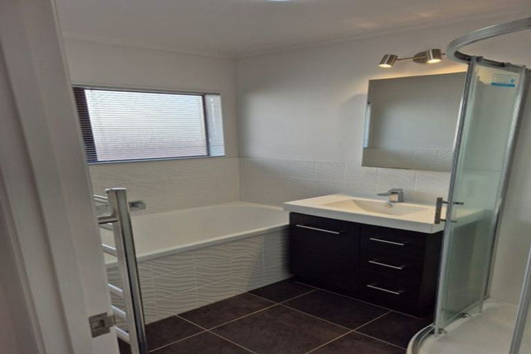 Photo of property in 2/26a Eastern Road, Eastern Beach, Auckland, 2012