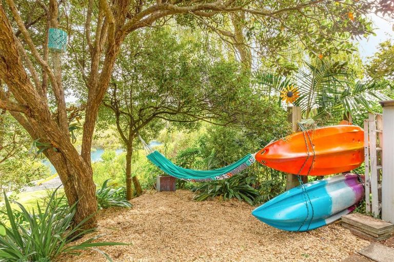 Photo of property in 48 Renata Crescent, Te Atatu Peninsula, Auckland, 0610