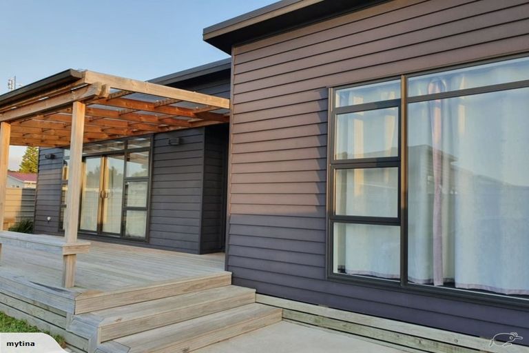 Photo of property in 46 Exeter Crescent, Takaro, Palmerston North, 4412