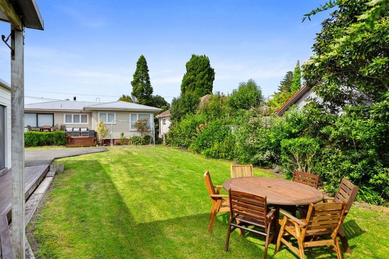 Photo of property in 3 Yeovil Road, Te Atatu Peninsula, Auckland, 0610