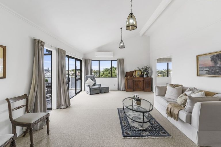 Photo of property in 20a East Coast Road, Milford, Auckland, 0620