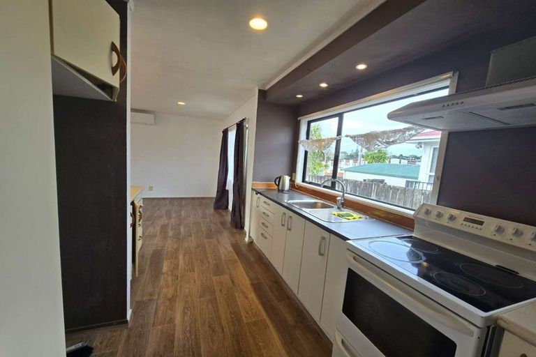 Photo of property in 52 Kelwyn Road, Kelston, Auckland, 0602