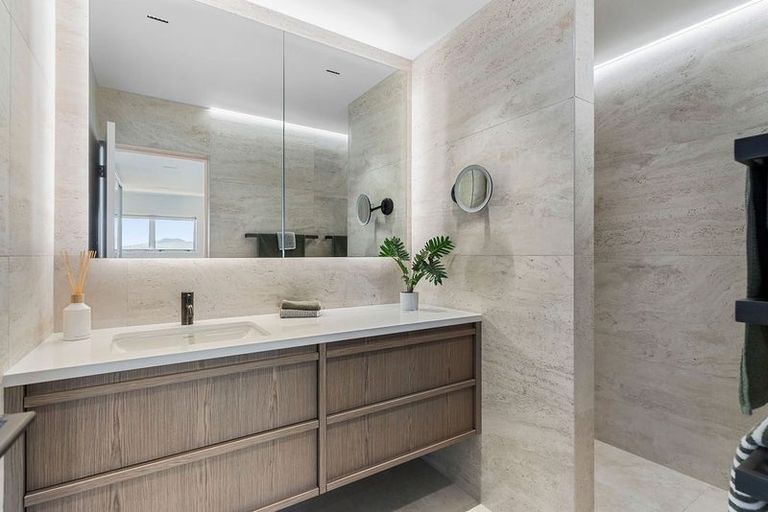 Photo of property in Seaview Apartments, 13/64 Milford Road, Milford, Auckland, 0620