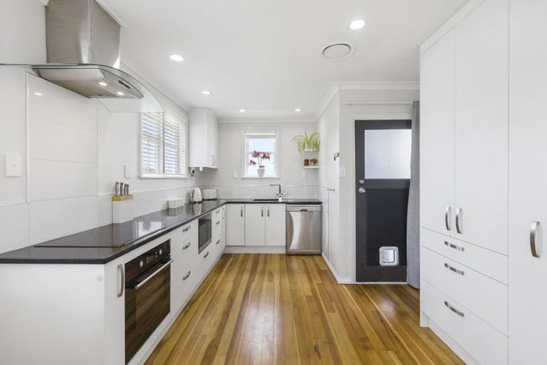Photo of property in 18 Inglewood Street, Wai O Taiki Bay, Auckland, 1072