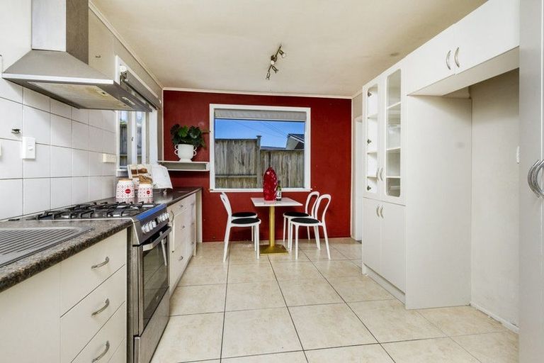 Photo of property in 70 Chivalry Road, Glenfield, Auckland, 0629