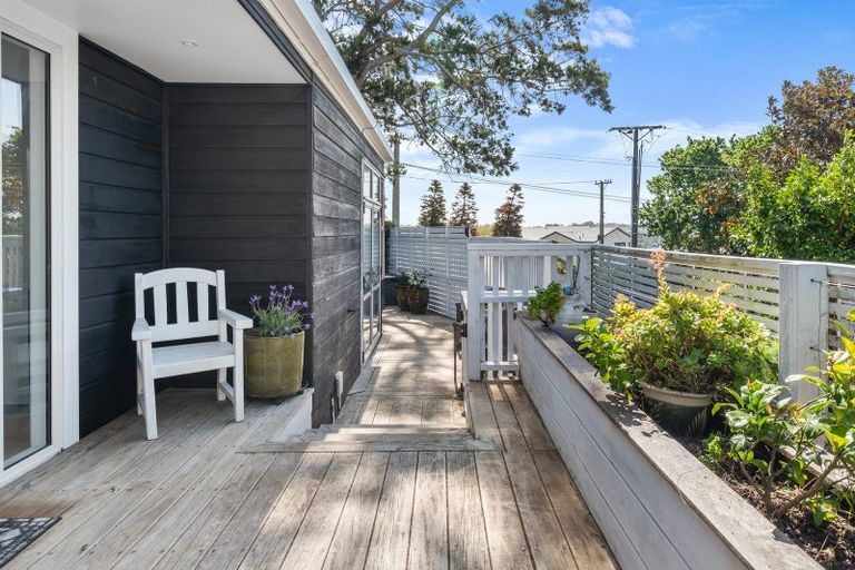 Photo of property in 1/82 Knights Road, Rothesay Bay, Auckland, 0630