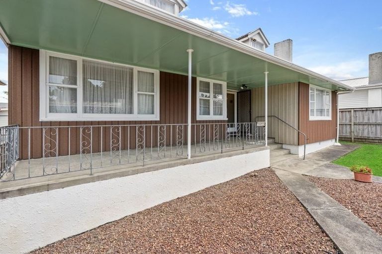 Photo of property in 206 Te Atatu Road, Te Atatu South, Auckland, 0610