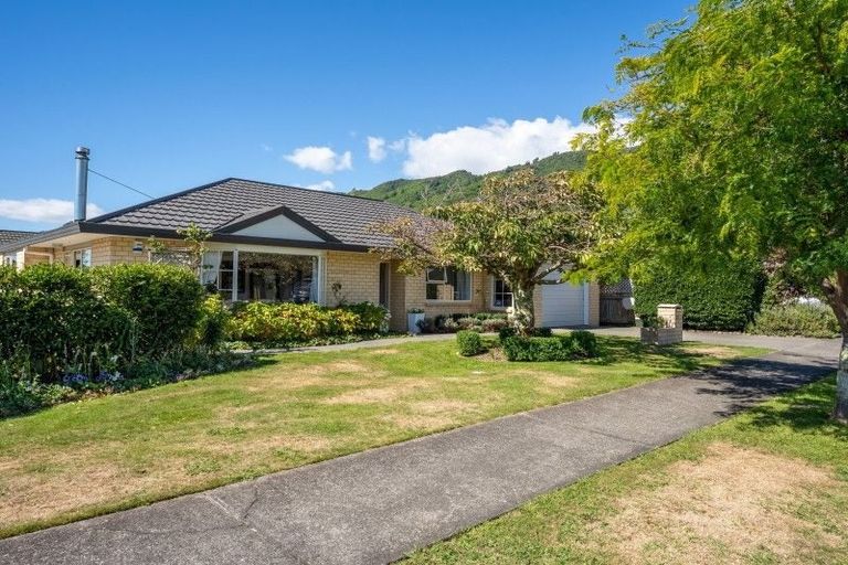 Photo of property in 5a Hemi Street, Waikanae, 5036