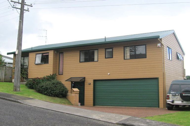 Photo of property in 1/2 De Val Drive, Titirangi, Auckland, 0604