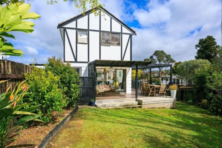 Photo of property in 2/7 Wilkinson Way, Browns Bay, Auckland, 0630