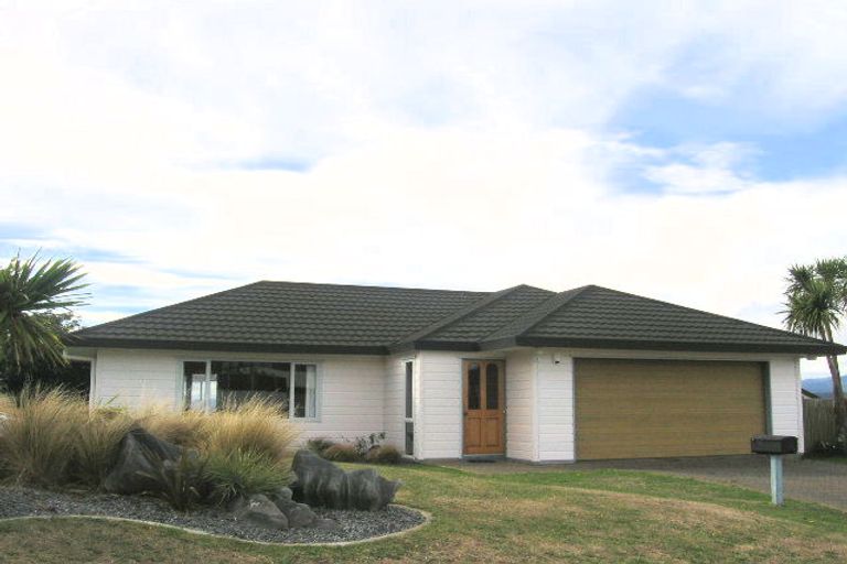 Photo of property in 11 Signallers Grove, Strathmore Park, Wellington, 6022