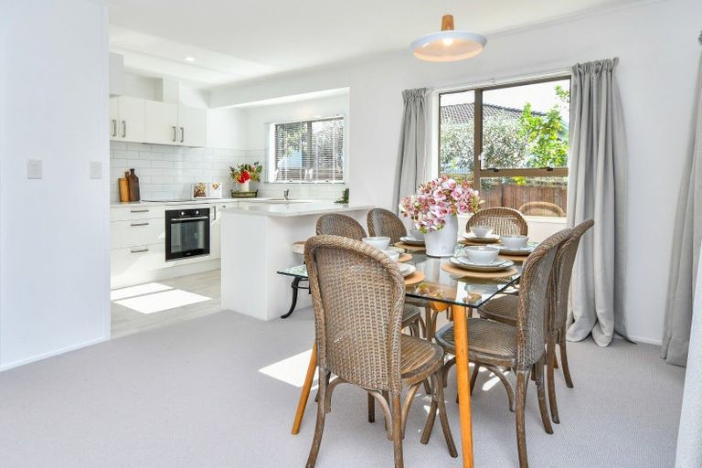 Photo of property in 2/4 Sunshine Place, Papakura, 2110