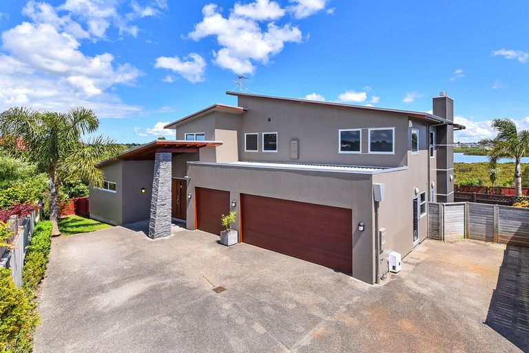 Photo of property in 16 Stranraer Crescent, Wattle Downs, Auckland, 2103