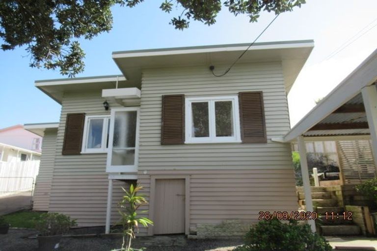 Photo of property in 5 Montana Avenue, Murrays Bay, Auckland, 0630