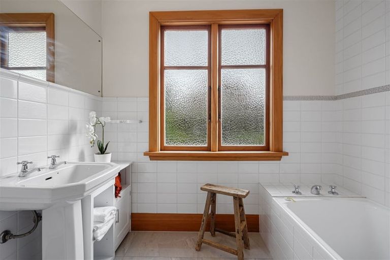 Photo of property in 1 Bradnor Road, Fendalton, Christchurch, 8052