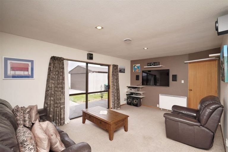 Photo of property in 2/48 Shannon Place, Belfast, Christchurch, 8051