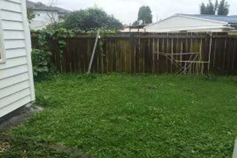 Photo of property in 2/56 Northcote Road, Northcote, Auckland, 0627
