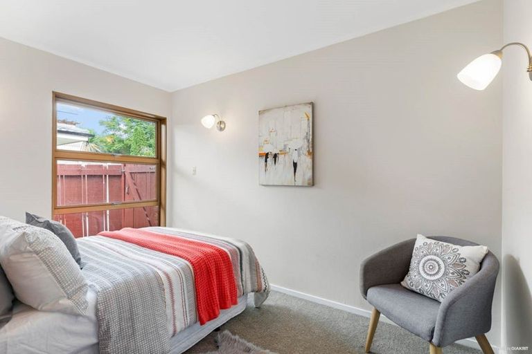 Photo of property in 4 Tawa Road, Te Atatu Peninsula, Auckland, 0610