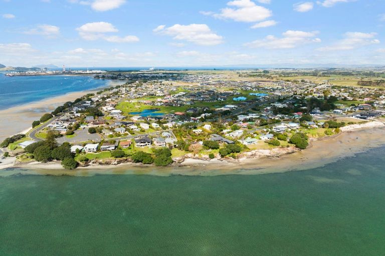 Photo of property in 28 Waitemata Drive, One Tree Point, 0118