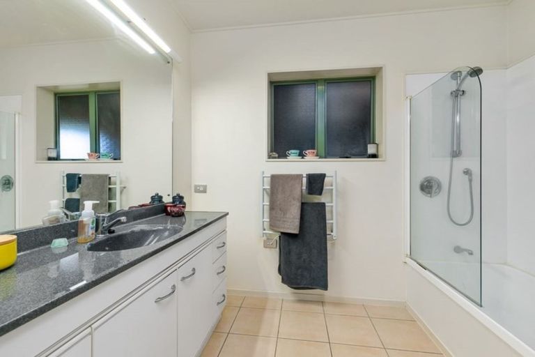 Photo of property in 2/25 The Avenue, Albany, Auckland, 0632