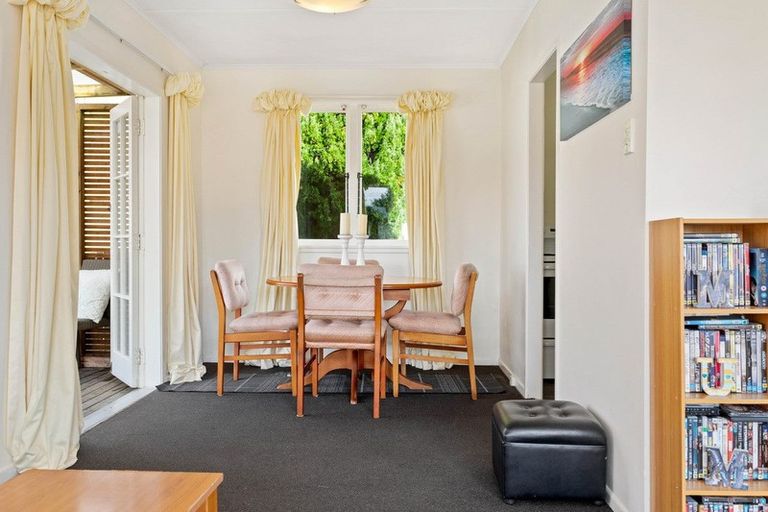 Photo of property in 2/99 Hobsonville Road, West Harbour, Auckland, 0618